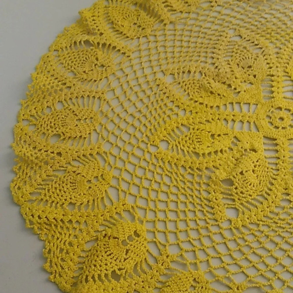 VINTAGE COTTON CROCHET BOHO 26" DIAMETER YELLOW HANDCRAFTED, CENTER TABLE SCAPE - Picture 6 of 11
